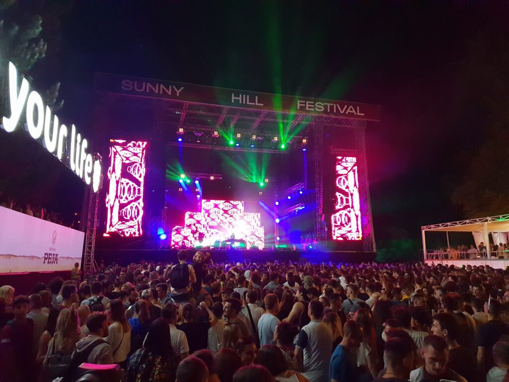 Lista e plotë e artistëve që do të performojnë në Sunny Hill Festival 2024