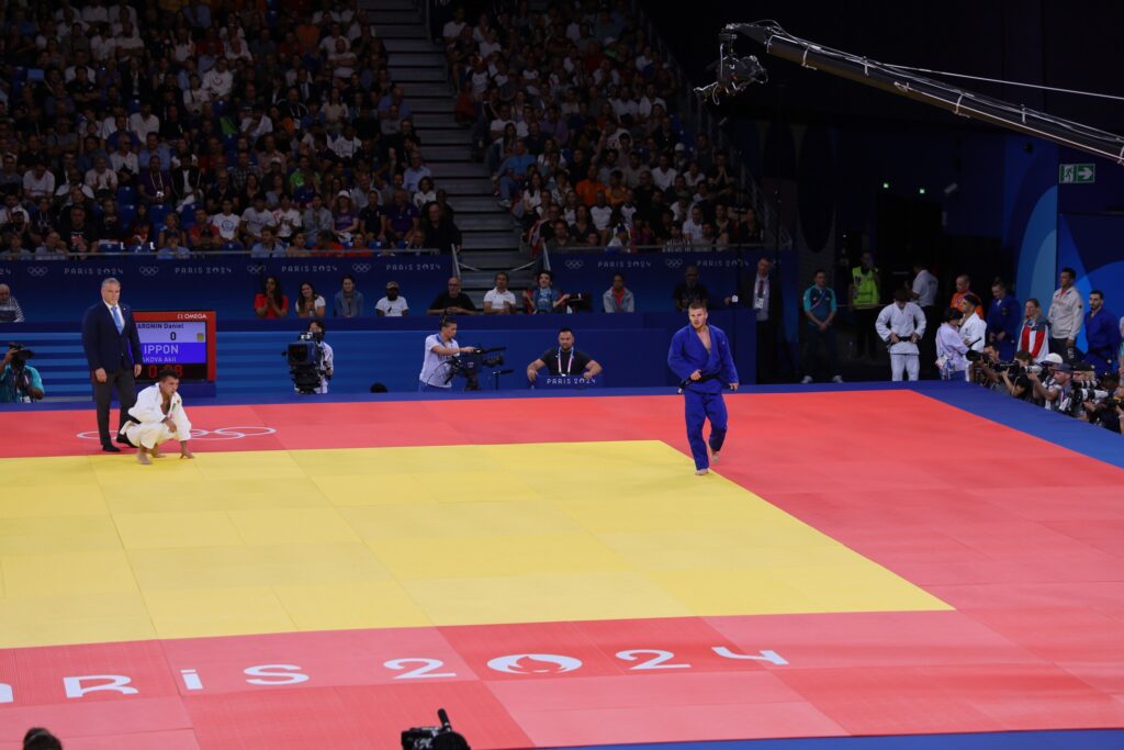 Akil Gjakova kalon me sukses edhe sfidën e dytë, kualifikohet në çerekfinale të Lojërave Olimpike