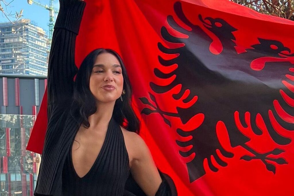 “Një komb, një flamur”, Dua Lipa uron shqiptarët me vargjet e himnit kombëtar