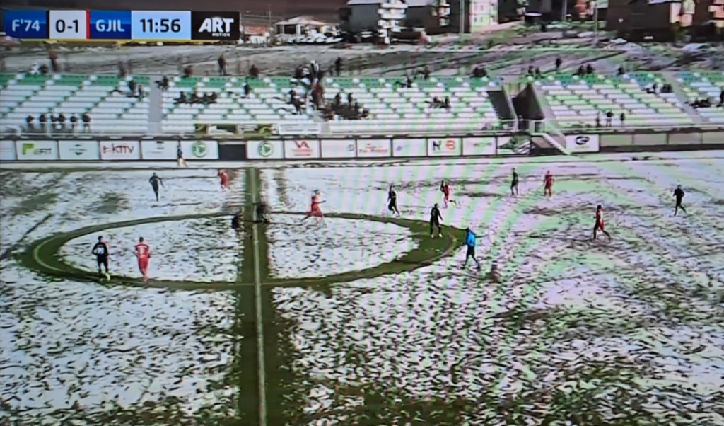 Stadiumi ”Rexhep Rexhepi” në Drenas i mbushur me borë, por aty po luhet ndeshja mes Feronikelit ’74 dhe Gjilanit