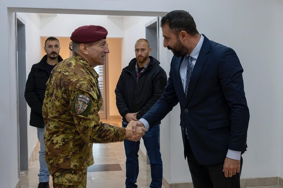 Komandanti i KFOR it takohet me Ministrin Krasniqi flasin për situatën e sigurisë në Kosovë dhe