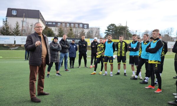 Bedri Hamza para futbollistëve premton mbështetje për shkollat dhe klubet sportive