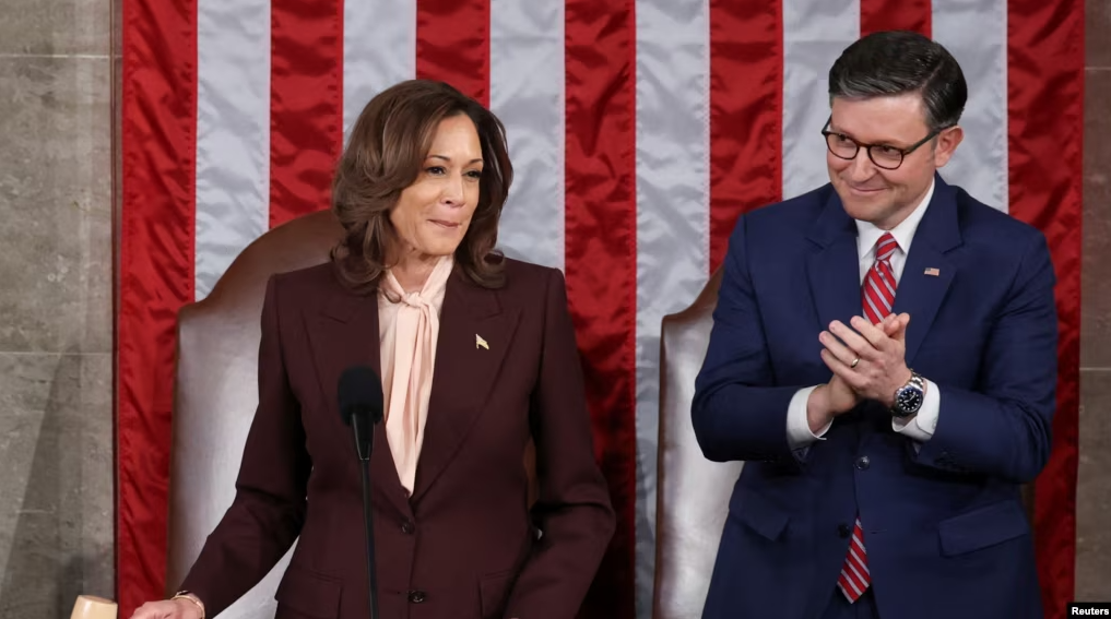 Nënpresidentja amerikane, Kamala Harris, dhe kryetari i Dhomës së Përfaqësuesve, Mike Johnson, gjatë seancës së Kongresit për certifikimin e fitores së Donald Trumpit në zgjedhjet e nëntorit, 6 janar 2025.