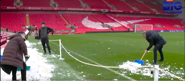 Moment qesharak në transmetim live: Neville hedh borën në Anfield ndërsa Carragher largon atë