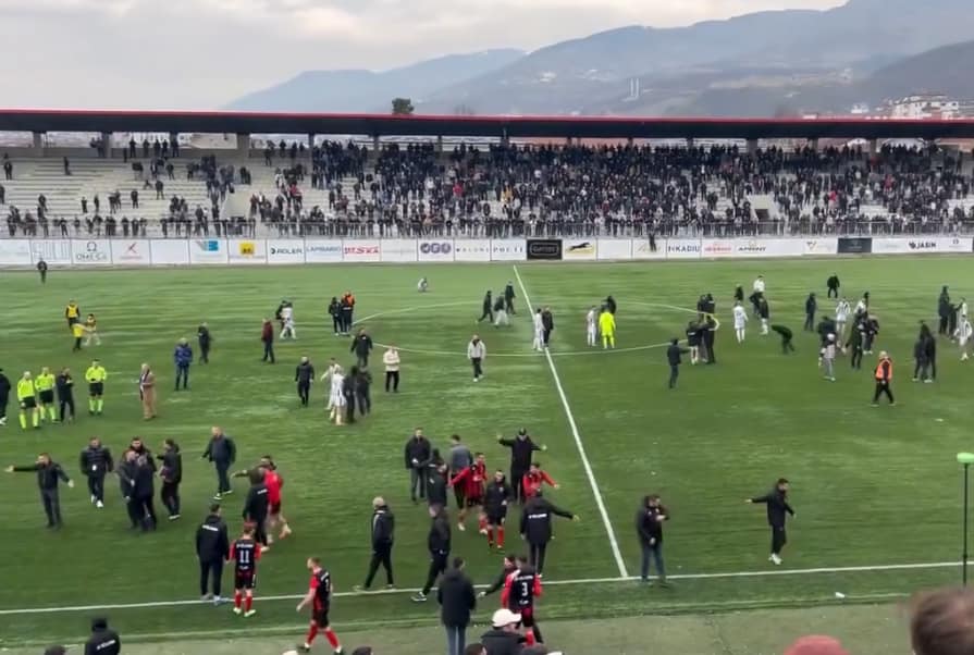 Përleshje fizike në futbollin kosovar, tifozët e Lirisë hyjnë në fushë dhe përleshen me gjakovarët