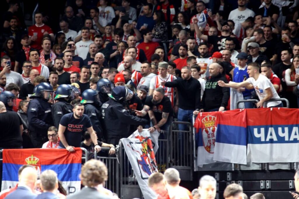 Policia gjermane largon banerat e tifozëve serbë që paraqisnin Kosovën si pjesë të Serbisë Policia gjermane largon banerat e tifozëve serbë që paraqisnin Kosovën si pjesë të Serbisë