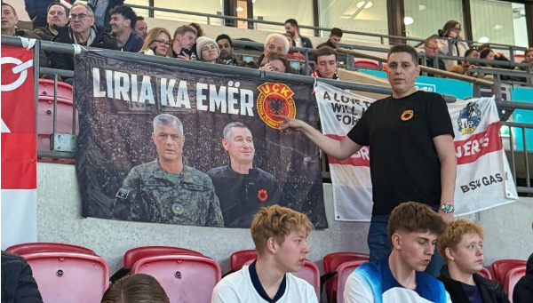 Baneri “Liria ka emër” me foton e Thaçit e Veselit vendoset në “Wembley”