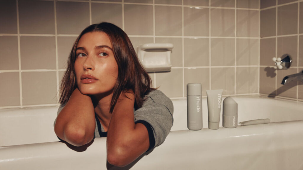 Hailey Bieber shet kompaninë e saj “Rhode” për 1 miliard dollarë