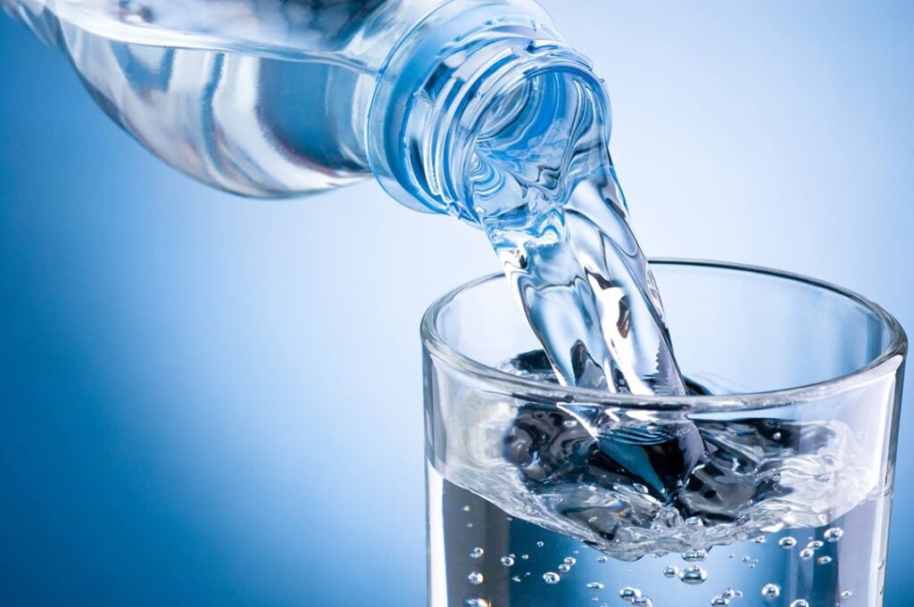 Sa gota me ujë duhet pirë nga mëngjesi deri në darkë Sa gota me ujë duhet pirë nga mëngjesi deri në darkë