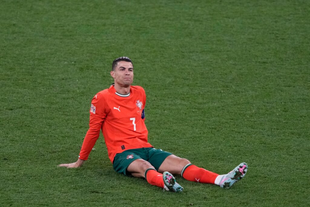 Lëndohet Cristiano Ronaldo, ulet në stol dhe shikon vazhdimet në finalen ndaj Spanjës