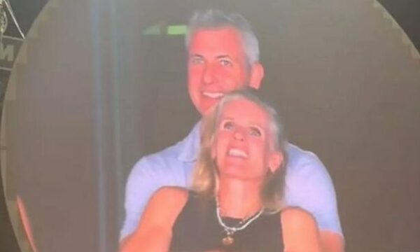 Suspendohet nga puna CEO i kompanisë teknologjike pasi u kap duke u përqafuar në koncertin e Coldplay