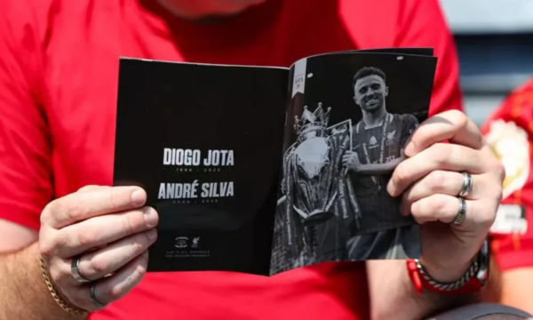 Fletëpalosjet e shpërndara falas në stadium për ta kujtuar Diogo Jotën po shiten në internet me çmime të çmendura Fletëpalosjet e shpërndara falas në stadium për ta kujtuar Diogo Jotën po shiten në internet me çmime të çmendura