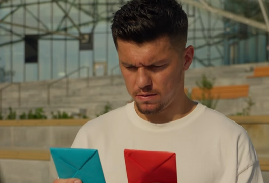 Mirlind Daku e zyrtarizon rinovimin me Rubin Kazanin në formë unike, inspirohet nga seriali Squid Games Mirlind Daku e zyrtarizon rinovimin me Rubin Kazanin në formë unike, inspirohet nga seriali Squid Games