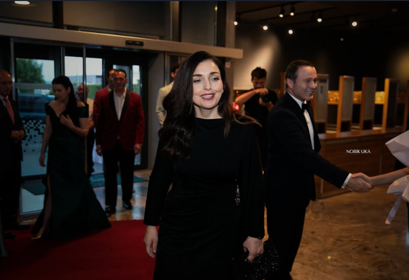 Presidentja Osmani me “look” ndryshe në dasmën e Teuta Rugovës