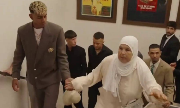 Dorë për dore me gjyshen e tij, Yamal arrin për rinovimin e kontratës me Barcelonën