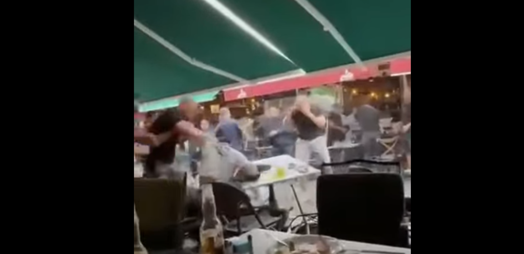 Rrahje brutale mes tifozëve te “Kafet e Rakisë” në Prishtinë, pamje ekskluzive të momentit kur kërcet boksi, thyhen gotat e rrokullisen tavolinat Rrahje brutale mes tifozëve te “Kafet e Rakisë” në Prishtinë, pamje ekskluzive të momentit kur kërcet boksi, thyhen gotat e rrokullisen tavolinat
