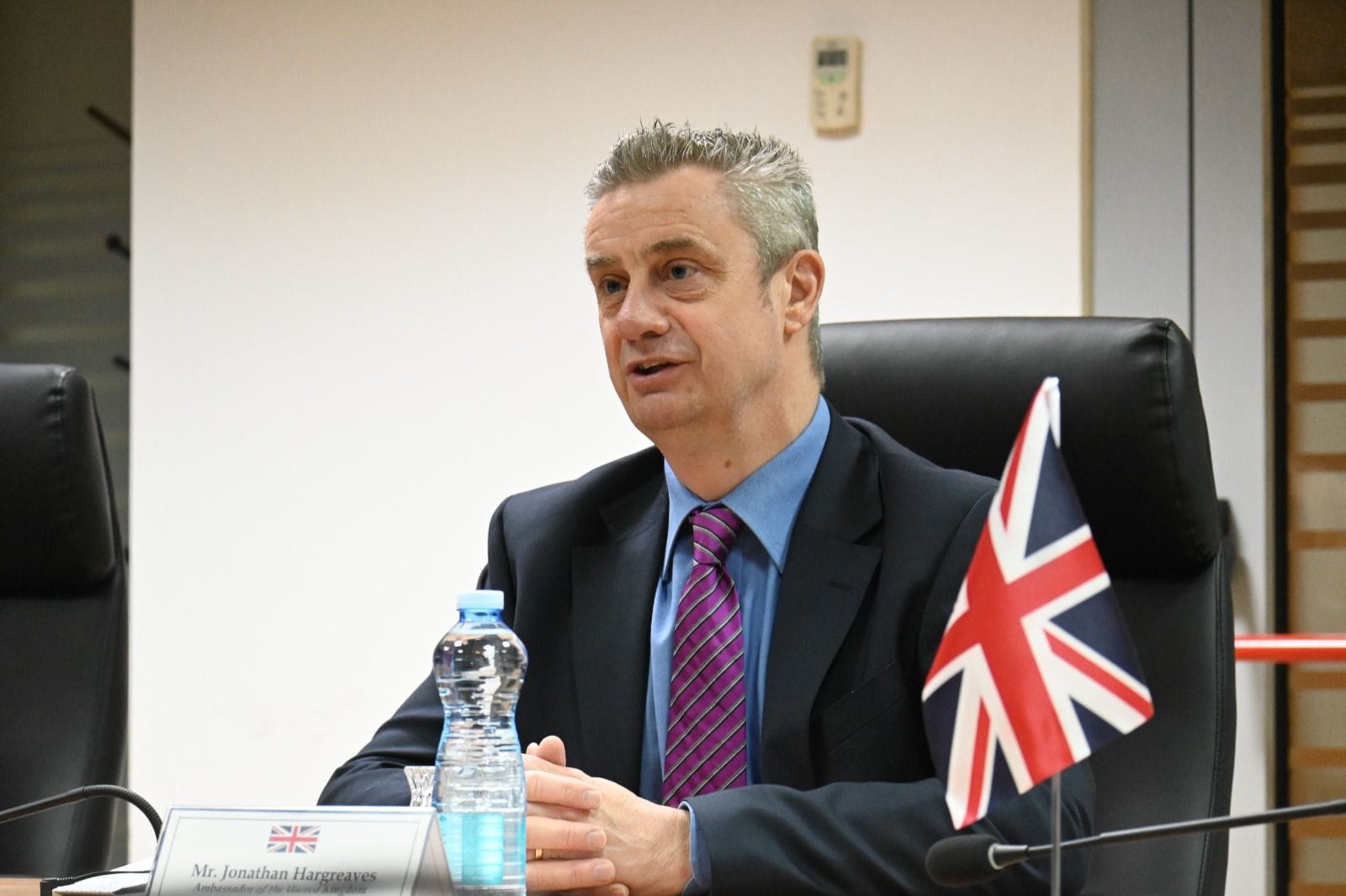 Shteti në  pauzë   ambasadori britanik  Kosova ka nevojë urgjente për parlament dhe qeveri  partitë duhet të bëjnë kompromis