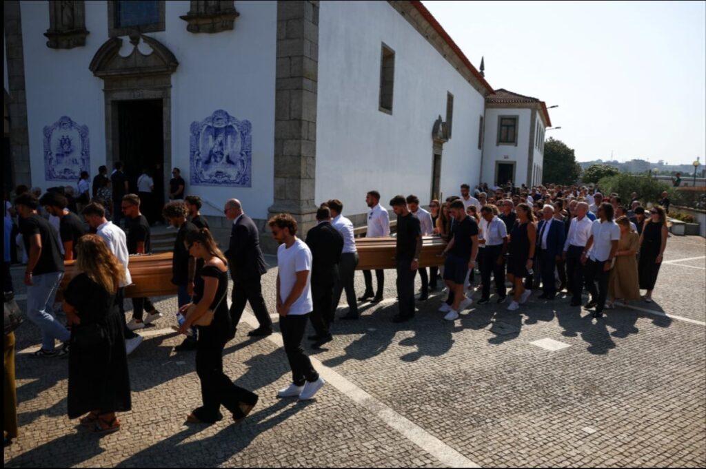 Jota dhe vëllai i tij u varrosen në Porto, familja dhe shokët e tyre i përcollën për në prehjen e përjetshme Jota dhe vëllai i tij u varrosen në Porto, familja dhe shokët e tyre i përcollën për në prehjen e përjetshme