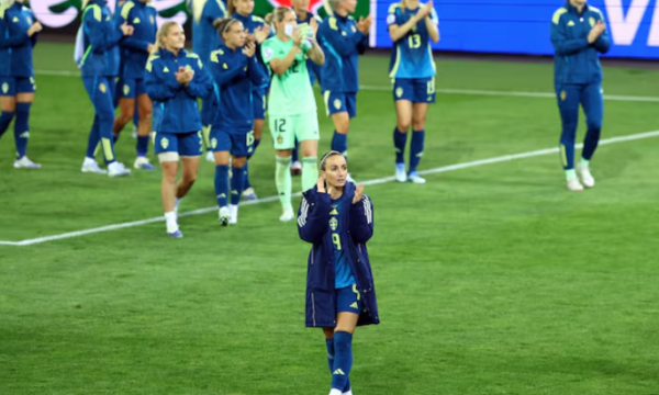 “Më foli në shqip, ishte në moshën e nënës sime”, Kosovare Asllani ia dhuron fanellën bashkatdhetares pas lutjes së saj