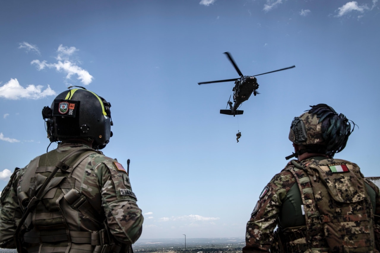 KFOR Zhvillon St rvitje P r Evakuim Mjek sor N Pej Me Helikopter kfor-zhvillon-st-rvitje-p-r-evakuim-mjek-sor-n-pej-me-helikopter