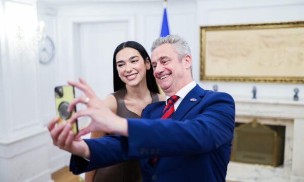Ambasadori britanik: Mbretëria e Bashkuar dhe Kosova janë krenare ta quajnë Dua Lipën të tyren