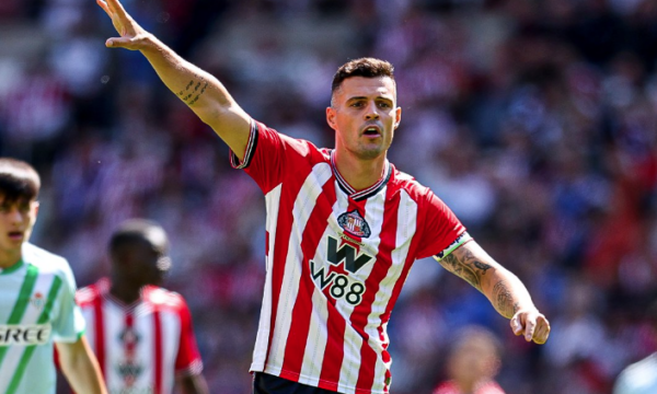 Trajneri i Sunderland e lavdëron Granit Xhakën: Ai ua bën jetën më të lehtë lojtarëve përreth tij Trajneri i Sunderland e lavdëron Granit Xhakën: Ai ua bën jetën më të lehtë lojtarëve përreth tij
