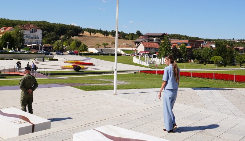 Emina Çunmulaj viziton varrezat e Jasharajve Emina Çunmulaj viziton varrezat e Jasharajve