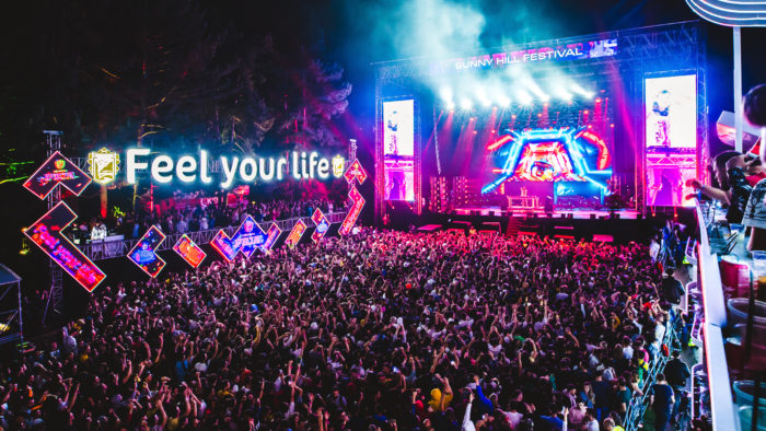 Sot nis “Sunny Hill Festival”, performon Dua Lipa