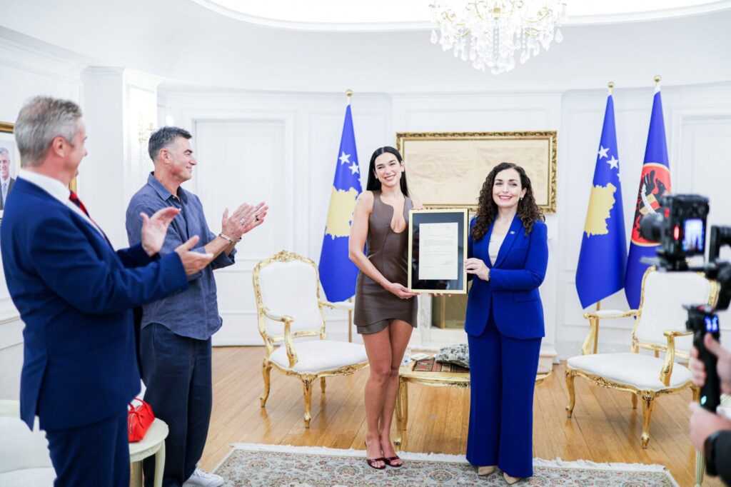 The Guardian: Dua Lipa “ndihet mirënjohëse” pasi presidentja e Kosovës i dha shtetësinë The Guardian: Dua Lipa “ndihet mirënjohëse” pasi presidentja e Kosovës i dha shtetësinë
