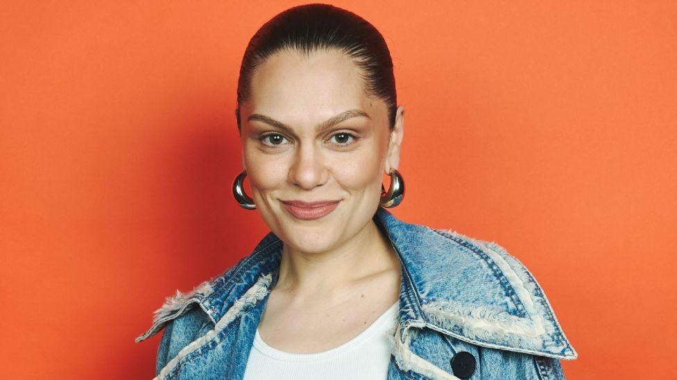 Dy muaj pas operacionit, Jessie J rikthehet në spital: E vështirë të marr frymë
