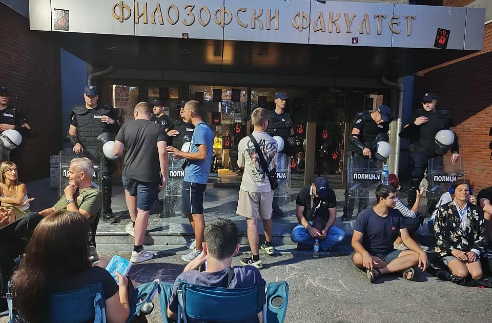vazhdojne-protestat-e-pernatshme-ne-novi-sad-rritet-tensioni-para-fakultetit-te-filozofise