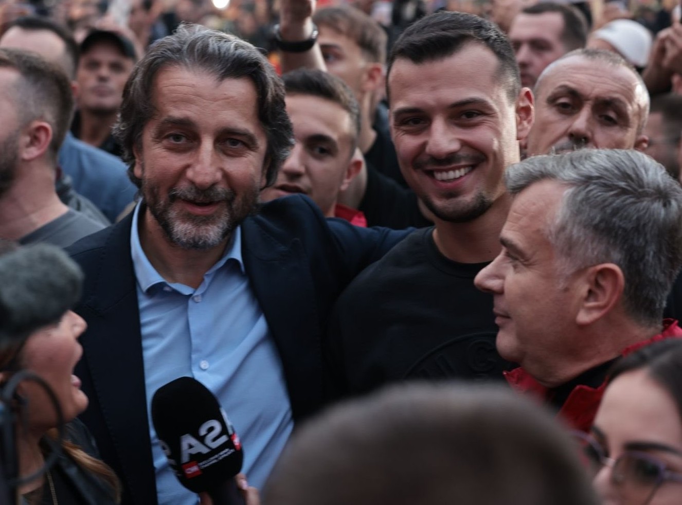 Krah për krah me Endrit Thaçin, Përparim Rama shpërndan pamje nga ...