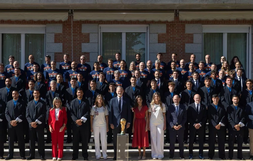 spanja-feston-me-trofeun-ne-shtepi-kampionet-e-botes-priten-ne-pallat-mbreteror