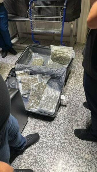 Kapen në valixhe 46 kilogramë drogë në aeroportin  Nënë Tereza   aeroplani po vinte nga Toronto në Rinas