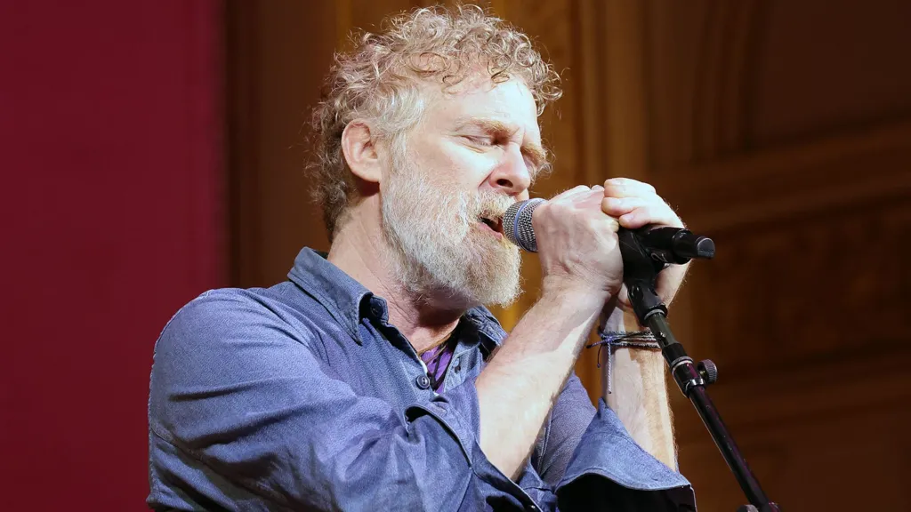 vdes-ne-aksident-me-motor-muzikanti-irlandez-glen-hansard-fitues-i-cmimit-oscar