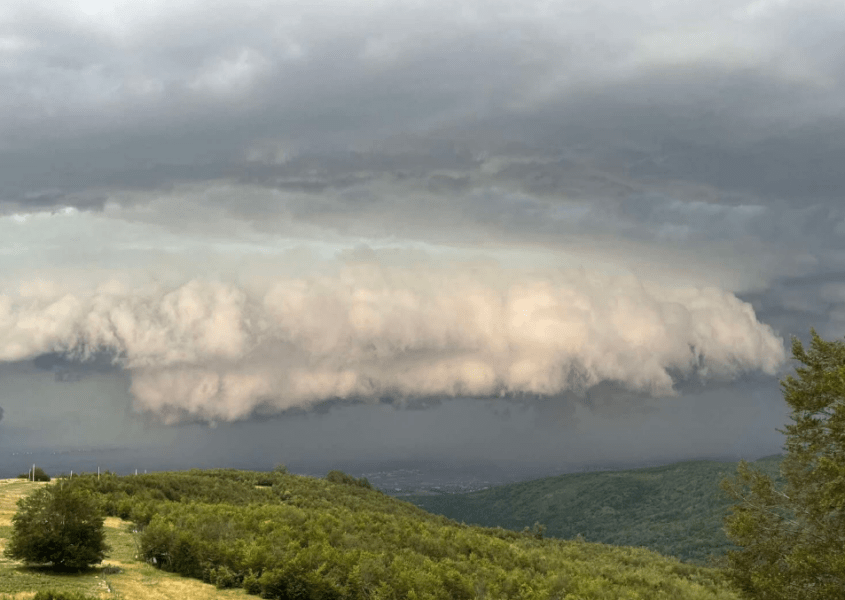  Shelf clouds   lloji i veçantë i reve që u paraqiten dje përgjatë stuhisë me shi e breshër në Kosovë