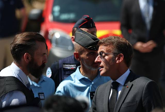 Zjarret në Francë  Macron premton rindërtim  Janë mobilizuar të gjitha burimet civile dhe ushtarake