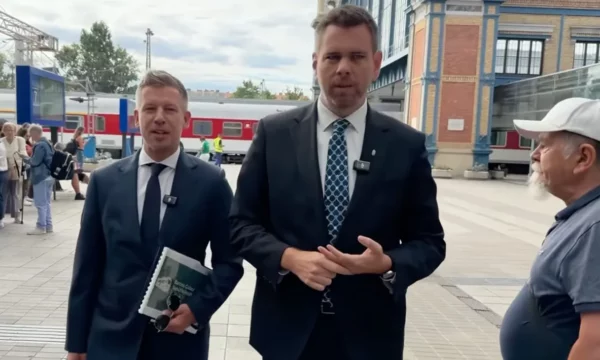 Një burrë e pështyn kryeministrin hungarez  Magyar ia kthen  Ju uroj shëndet