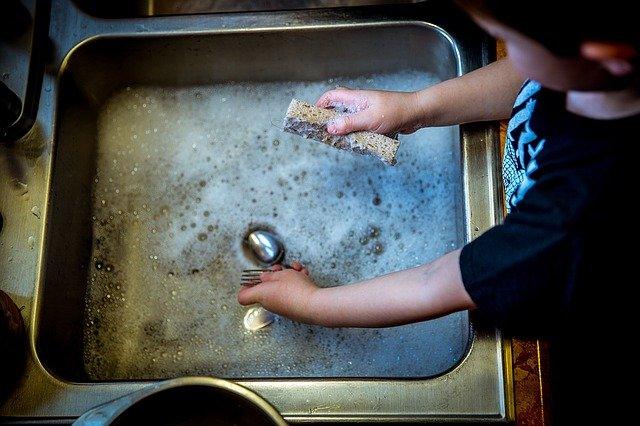 Mënyra e duhur për të pastruar dhe dezinfektuar lavamanin e kuzhinës