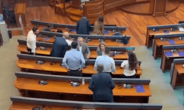 PDK dhe Aleanca mblidhen në sallën e Kuvendit  kërkojnë thirrjen e seancës