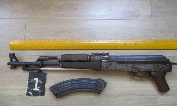 Sekustrohen AK 47  pistoletë dhe armë gjysmëautomatike pas gjuajtjes në ahengun familjar në Malishevë