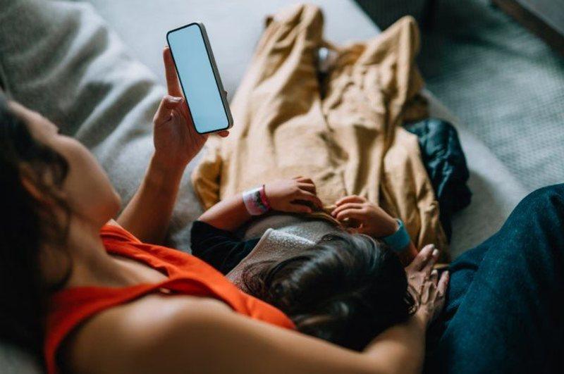 A është në rregull të kontrollohet telefoni i partnerit  Pyetja që ndan çiftet