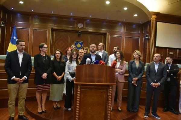 deputetet-e-pdk-se-futen-ne-sallen-kryesore-te-kuvendit-kerkojne-vazhdimin-e-seances-dehari-pa-marreveshje-nuk-zgjidhet-ngerci-politik