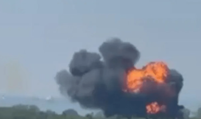 video-rrezohet-nje-f-16-ne-turqi-dhe-shperthen-ne-flake-piloti-shpeton-pas-katapultimit