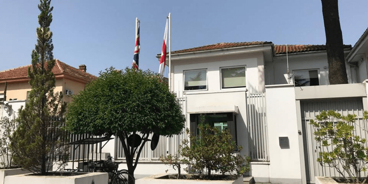 ambasada-britanike-thirrje-politikaneve-punoni-bashke-per-te-miren-e-partneriteteve-nderkombetare