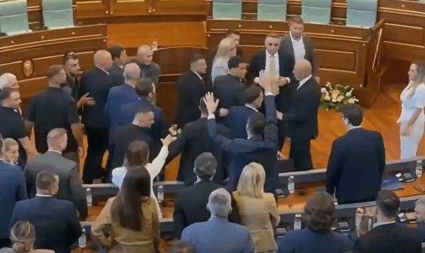 deputetet-e-vv-se-dhe-aak-se-shtyhen-me-njeri-tjetrin-pasi-kadriaj-gjuajti-kurtin