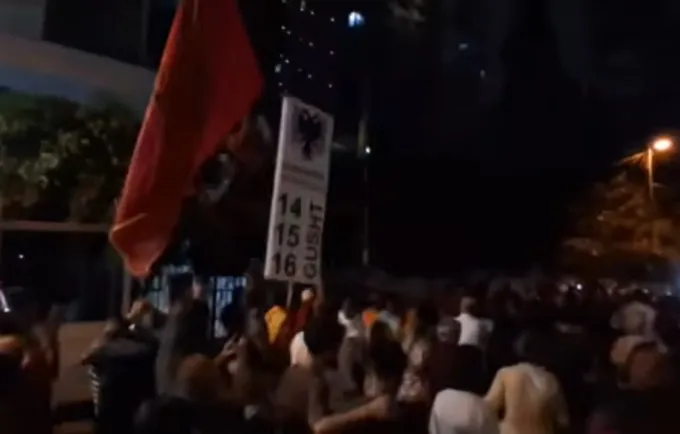 Protestuesit në Tiranë zhvendosen para Ambasadës së Serbisë dhe asaj të Ukrainës  thirrje  UÇK  UÇK 