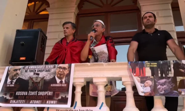 ne-shkoder-protestohet-kunder-hapjes-se-konsullates-serbe-i-kemi-te-fresketa-plaget-dhe-varret-masive