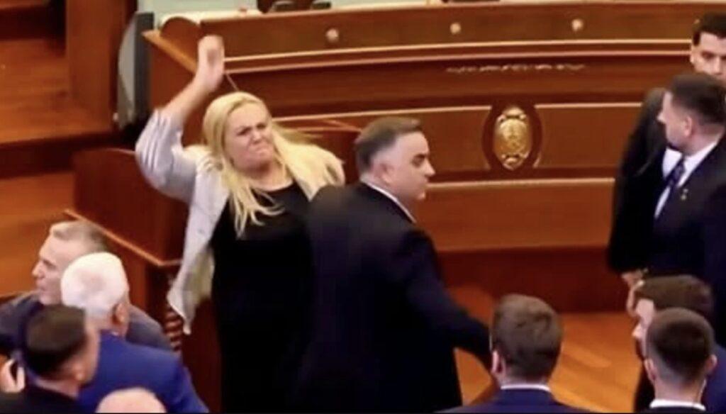 gazeta-zvicerane-20-minuten-raporton-incidentin-ne-kuvend-deputetja-opozitare-gjuan-me-veze-albin-kurtin