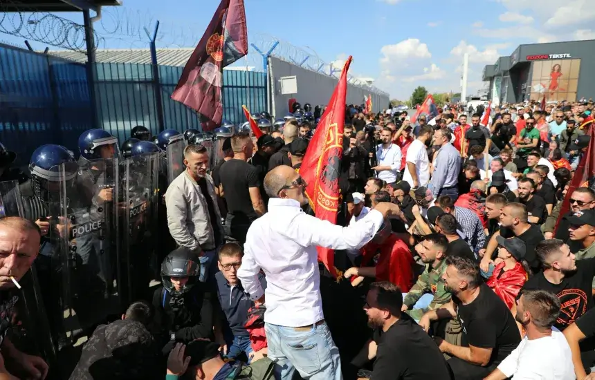 Qytetar T Revoltuar Gjuajn Me Gur E Shishe Te EULEX i Pasi Gjykata 